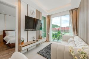 Televisyen dan/atau pusat hiburan di C220 Modern 1BR Pool, Gym, Game Room Cinema