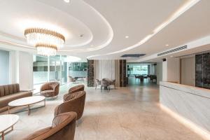 Ruang duduk di C220 Modern 1BR Pool, Gym, Game Room Cinema +42 gambar