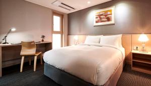 New Raon Stay客房内的一张或多张床位
