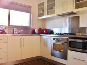 Una cocina o cocineta en Mt Lawley Garden Apartment