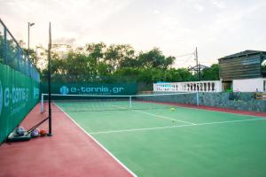 Zdjęcie z galerii obiektu Villa Maxim with Private Pool & Tennis Court w mieście Halikounas