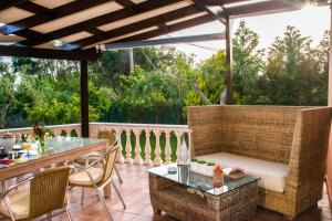 Μπαλκόνι ή βεράντα στο Villa Maxim with Private Pool & Tennis Court