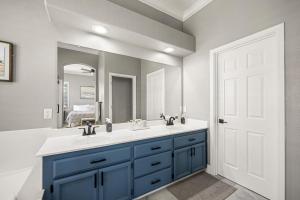 Ένα μπάνιο στο Modern & Comfortable with Luxury Master Suite +23 φωτογραφίες