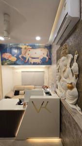 Una oficina con un escritorio con estatuas en la pared. en Vraj, en Jāmb