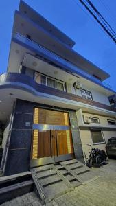 een gebouw met een deur ervoor bij Vraj in Jāmb +78 foto's