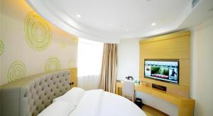 TV a/nebo společenská místnost v ubytování GreenTree Inn Zhangjiagang Yangshe Old Street Stadium