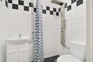 Koupelna v ubytování Hotel Kringelstaden + 37 fotografií