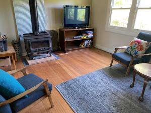 Телевизор и/или развлекательный центр в Sandy Sky Blue Shack