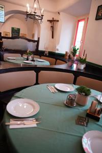 Reštaurácia alebo iné gastronomické zariadenie v ubytovaní Hotel Der Greif