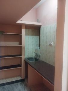 un baño con lavabo y espejo en CM Home Stay, en Tiruvannāmalai