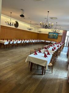 Reštaurácia alebo iné gastronomické zariadenie v ubytovaní Hotel Der Greif