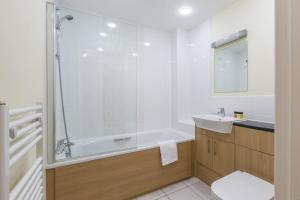 Kamar mandi di House of Fisher - Equinox Place