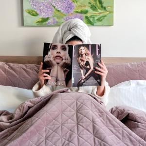 オラデアにあるCasa Mの雑誌を読み、寝寝寝ている者
