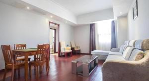 a living room with a couch and a table at GreenTree Alliance Hotel Yongzhou Lingling Zhong Road in Guzhuting