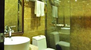 a bathroom with a toilet and a sink and a shower at Thank Hotel Jiangxi Jiujiang Lianxi District Railway Station Square in Jiujiang