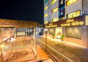 un edificio con una stalla per cavalli di fronte a un edificio di Hotel Kalpana Palace, Mumbai a Mumbai