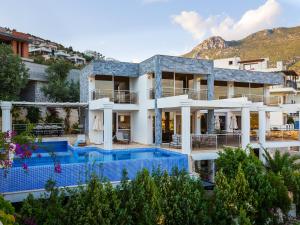 - Vistas a una villa con piscina en Ada Villas - Kalkan Area, en Kalkan