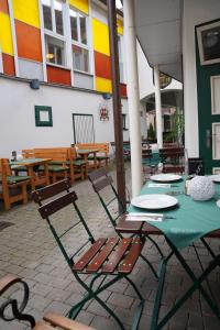 Reštaurácia alebo iné gastronomické zariadenie v ubytovaní Hotel Der Greif