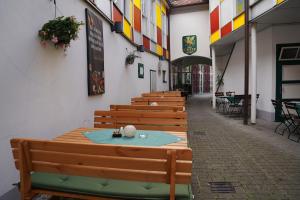 Reštaurácia alebo iné gastronomické zariadenie v ubytovaní Hotel Der Greif
