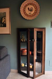 eine Vitrine mit Tellern und Schüsseln an einer Wand in der Unterkunft A Casa dalla Ross in Marzabotto + 3 Fotos