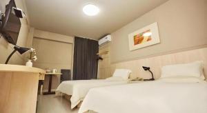 Μια τηλεόραση ή/και κέντρο ψυχαγωγίας στο Jinjiang Inn Zhengzhou Railway Station Erqi Square Metro Station