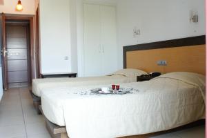 Llit o llits en una habitació de Aposperides Hotel