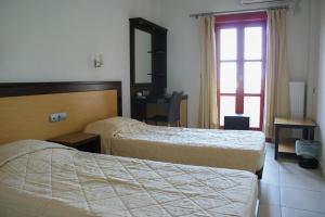 Llit o llits en una habitació de Aposperides Hotel