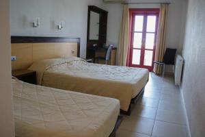 Llit o llits en una habitació de Aposperides Hotel