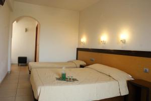 Llit o llits en una habitació de Aposperides Hotel