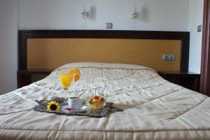 Llit o llits en una habitació de Aposperides Hotel