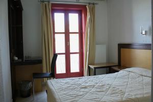 Llit o llits en una habitació de Aposperides Hotel