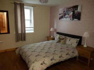 a bedroom with a bed and a window at Lascala City Apartment in Inverness