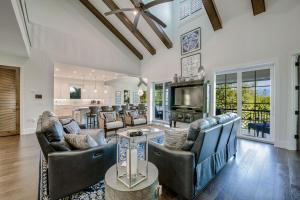 安娜玛丽亚Tern Key - New Luxury Canal Front Home with Pool Spa Dock Close to Bean Point Pine Ave的带沙发和电视的客厅