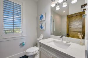Tern Key - New Luxury Canal Front Home with Pool Spa Dock Close to Bean Point Pine Ave的一间浴室