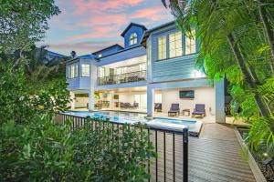 安娜玛丽亚Tern Key - New Luxury Canal Front Home with Pool Spa Dock Close to Bean Point Pine Ave的带游泳池的房屋外观