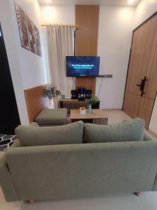ein Wohnzimmer mit Couch und Flachbildfernseher in der Unterkunft Athara Villas Kav A5 Batu in Karangploso