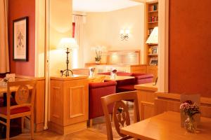 een keuken en eetkamer met een tafel en stoelen bij Hotel Villa Florentina in Frankfurt am Main