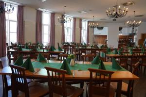 Reštaurácia alebo iné gastronomické zariadenie v ubytovaní Hotel Der Greif