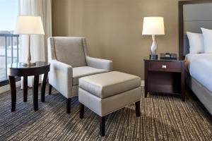 Postel nebo postele na pokoji v ubytování Hyatt Regency Tulsa Downtown
