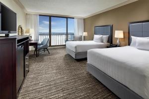 Postel nebo postele na pokoji v ubytování Hyatt Regency Tulsa Downtown