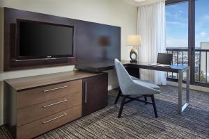 TV a/nebo společenská místnost v ubytování Hyatt Regency Tulsa Downtown