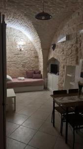 un soggiorno con un divano e un tavolo di Mary Home a Martina Franca