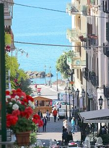 una strada trafficata della città con gente che cammina sul marciapiede di Casa Vacanze Velia a Salerno