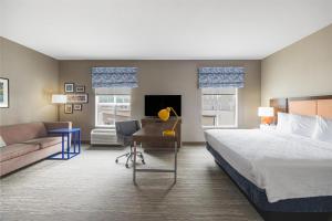 Hampton Inn And Suites Logan, Ut客房内的一张或多张床位