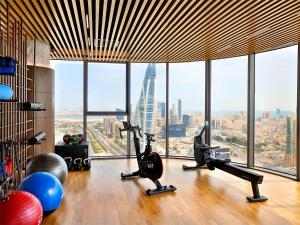 Conrad Bahrain Financial Harbour的健身中心和/或健身设施