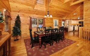 una sala da pranzo con un tavolo e un albero di Natale di Bear Tracks a Gatlinburg