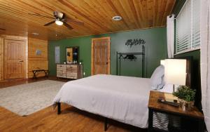 une chambre avec un lit et un ventilateur de plafond dans l'établissement The Sunrise House, à Sevierville 89 autres photos