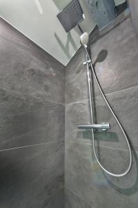 リヨンにあるDuplex rénové parking gratuit Lyon 9の浴室のシャワーヘッド付きシャワー