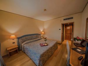 Postel nebo postele na pokoji v ubytování Hotel Valdarno