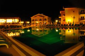 Bazén v ubytování Marcan Resort Hotel nebo v jeho okolí